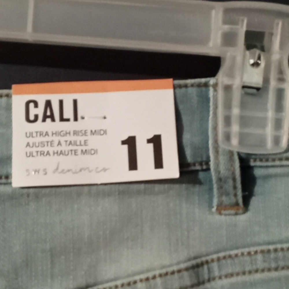 NWT Ultra High Rise Cali Light Blue Distressed Denim Shorts size 11 - Picture 4 of 7
